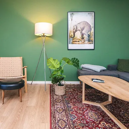 5 Person In Ans By-by Traum